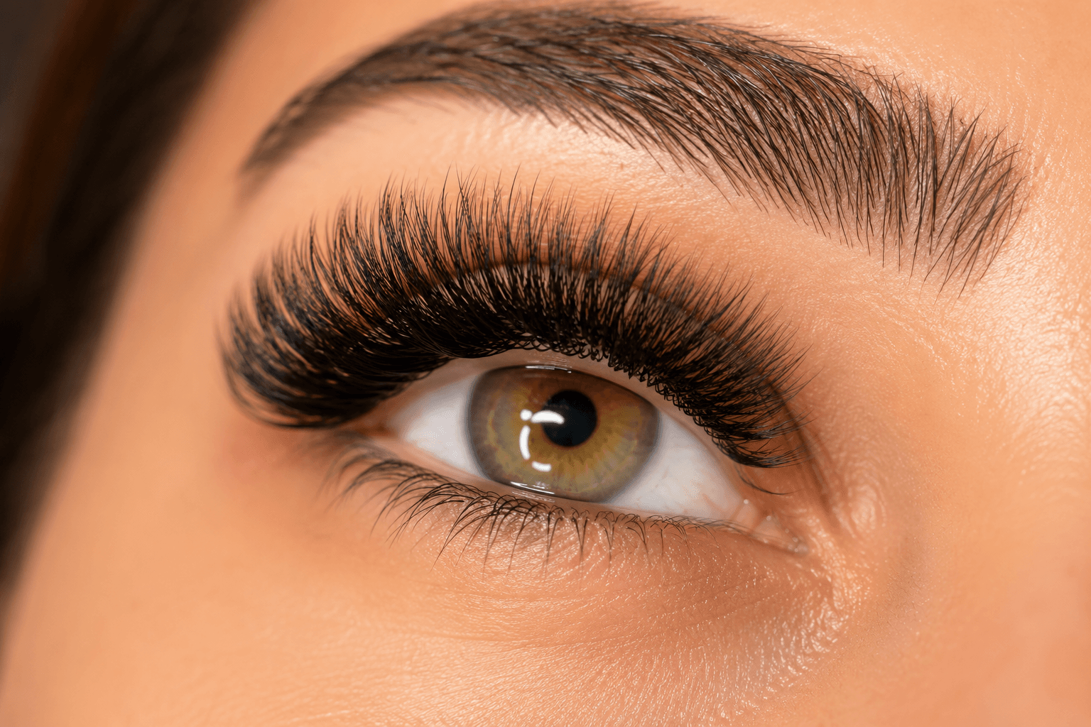 Nahaufnahme einer Wimpernbehandlung von Cristina